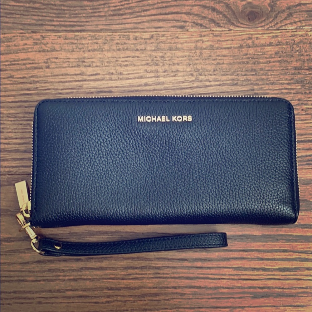 Authentic Michael Kors LG Black Leather Wristlet